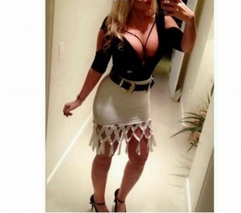 Très sexy blonde aux mains magique